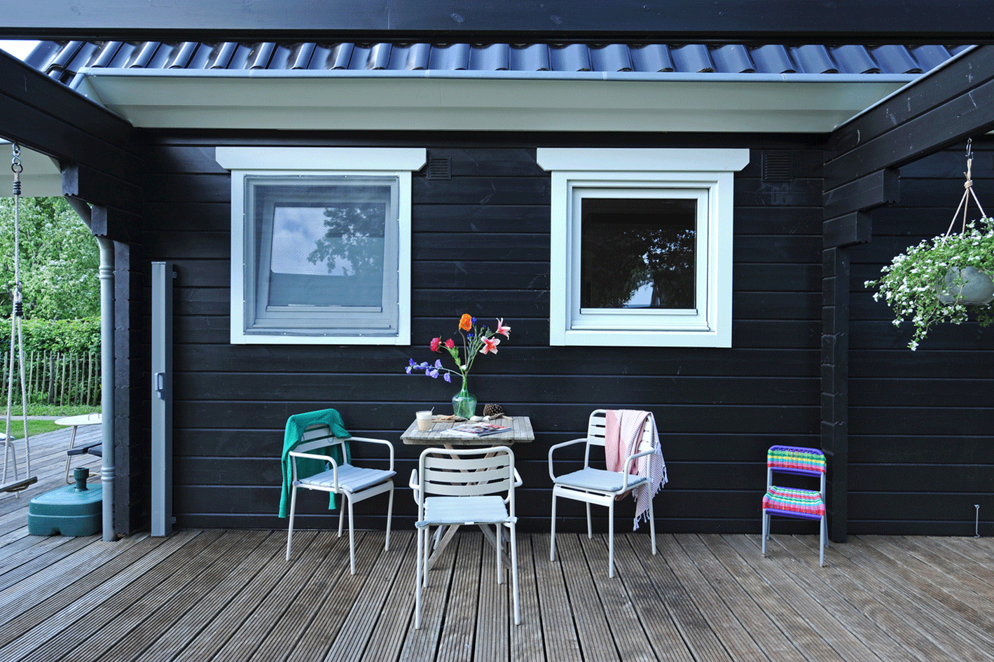 tafel en stoeltjes op terras